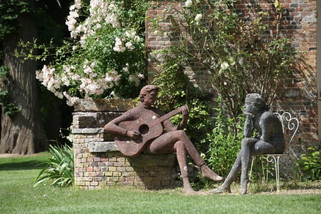 The guitarist and the seated woman